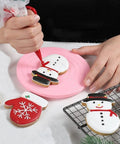 Decorating a cookie on the mini turntable