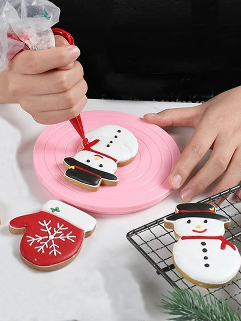 Decorating a cookie on the mini turntable