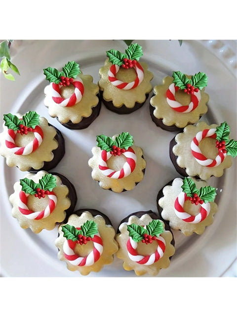 Cupcakes decorated with fondant wreath pieces