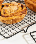 Cooling rack with pastry