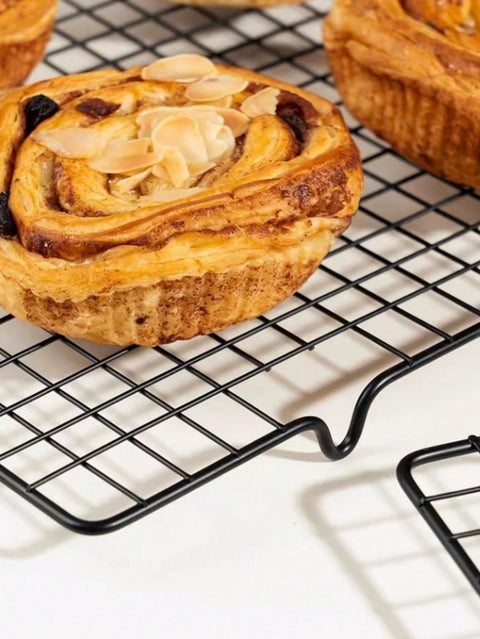 Cooling rack with pastry