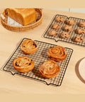 Cooling rack with bread